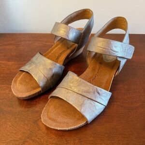 Sofft Pewter Metallic Small Wedge Sandals Size 7.5 EUC